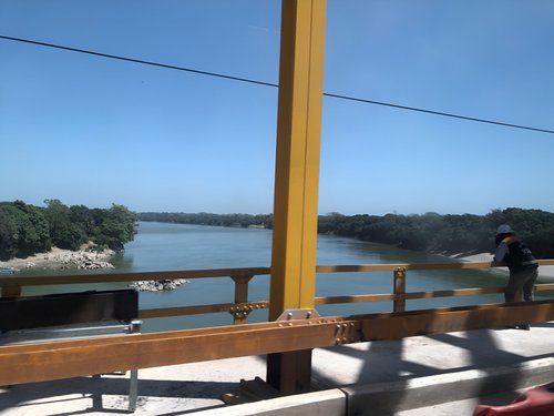 Ein Arbeiter blickt von der Baustelle des „Tren Maya“ im mexikanischen Tenosique (Tabasco) aus auf den wasserreichsten Fluss Mittelamerikas: Der Río Usumacinta verläuft zum großen Teil an der Grenze zu Guatemala. Quelle: Recherche AG, 2025.