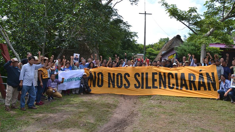 Viele Menschen stehen hinter einem Banner, auf dem "No nos silenciarán" steht (deutsch: Sie werden uns nicht zum Schweigen bringen))