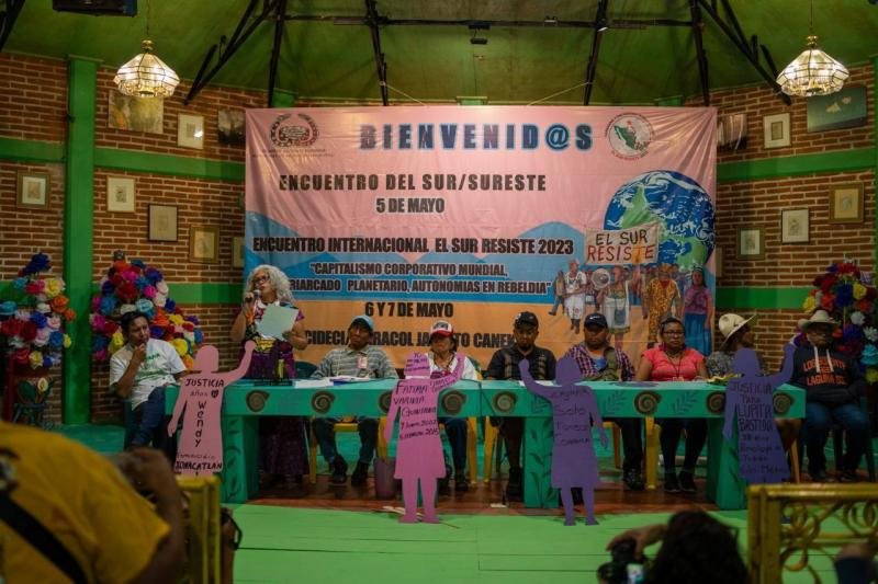 Bild des Treffens "Der Süden Leistet Widerstand": Zu sehen das Podium und die Redner:innen