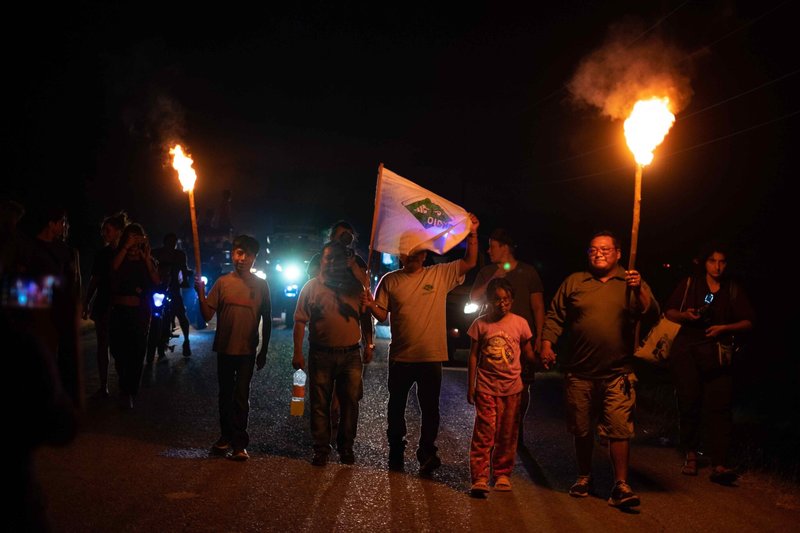 In Puente Madera, Oaxaca, empfing die Gemeinde die Caravana El Sur Resiste mit Fackeln. Foto: Isabel Mateos.
