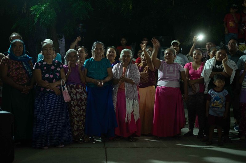 Frauen aus Puente Madera heißen die Karawane willkommen. Foto: Isabel Mateos.