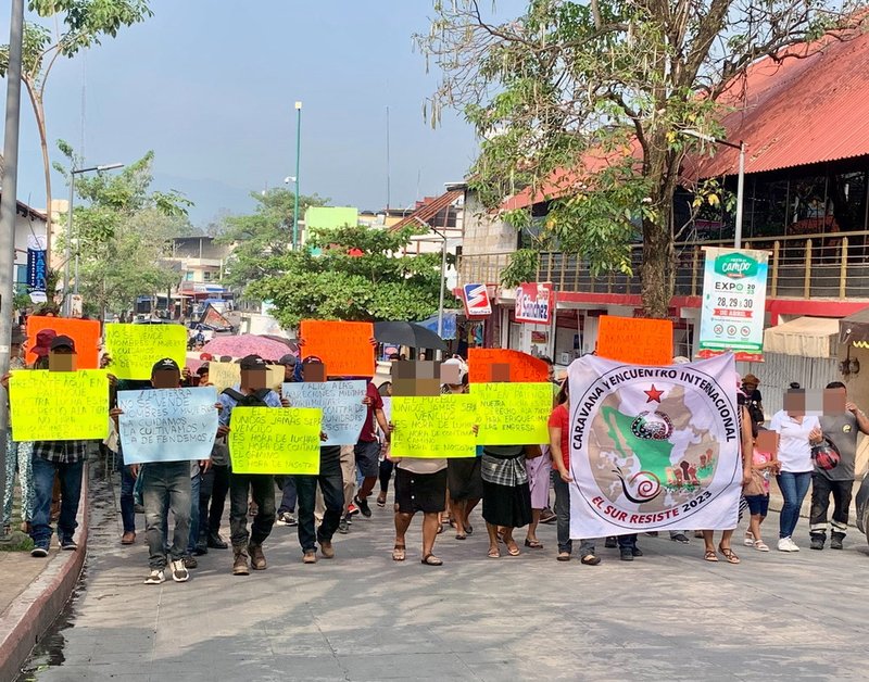 Verschiedene Personen mit Bannern und Plakaten bei einer Demonstration