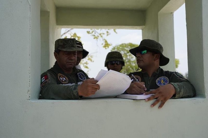 Soldaten schauen ein Dokument an.