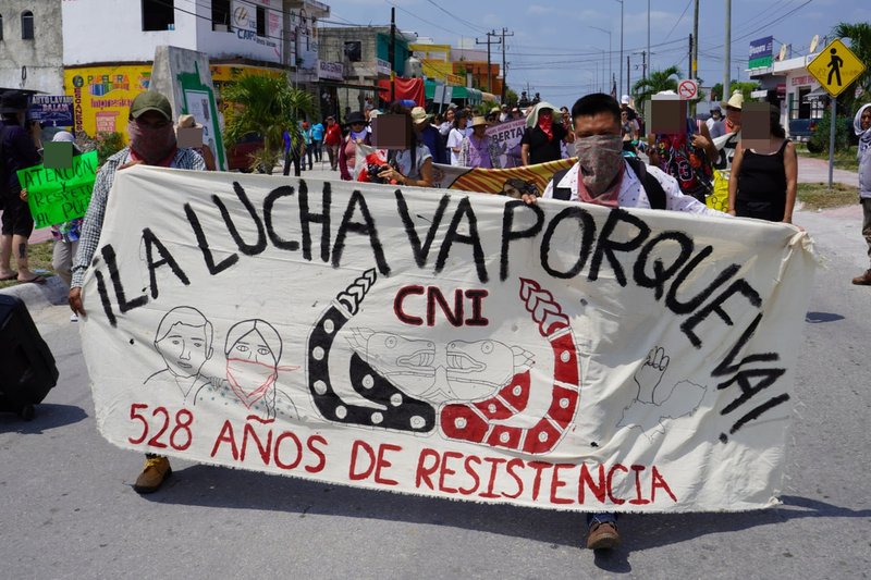 Foto eines Banners mit der Aufschrift »¡La lucha va porque va! 528 años de resistencia«