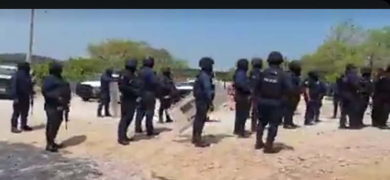 Foto von schwarz bekleideten und vermummten Polizisten