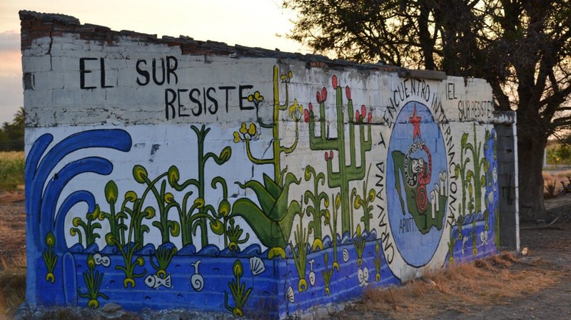 Mural zur Karawane El Sur Resiste an einem kleinen haus