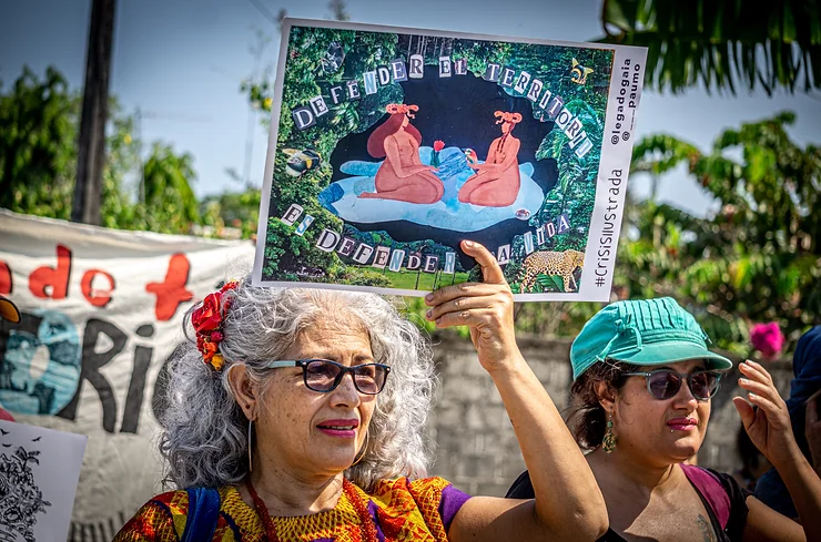 Bettina Cruz hält ein Plakat zur Verteidigung des Territoriums
