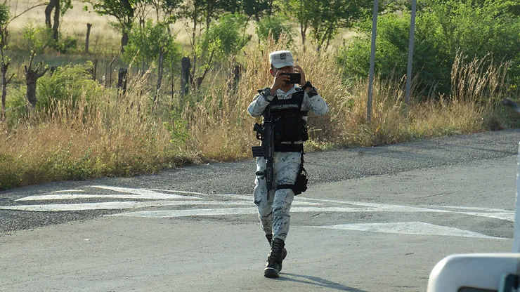 Nationalgardist fotografiert etwas mit dem Handy