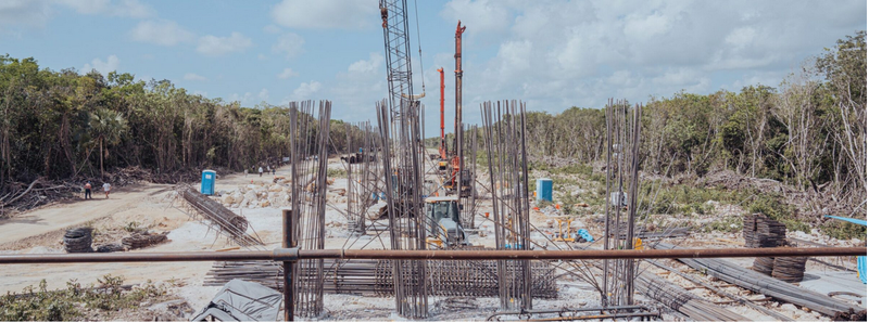 Metallstangen stehen auf der Schneise für den Tren Maya aus dem Boden