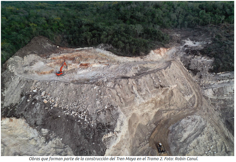 Luftbild eines Baggers auf entwaldetem Hügel