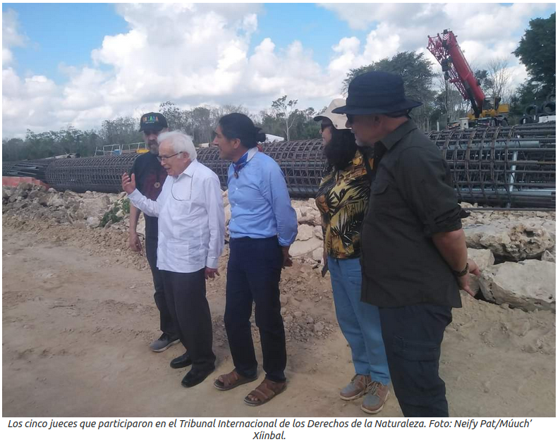 Die 5 Richter des Tribunals stehen auf einer Baustelle des Tren "Maya"