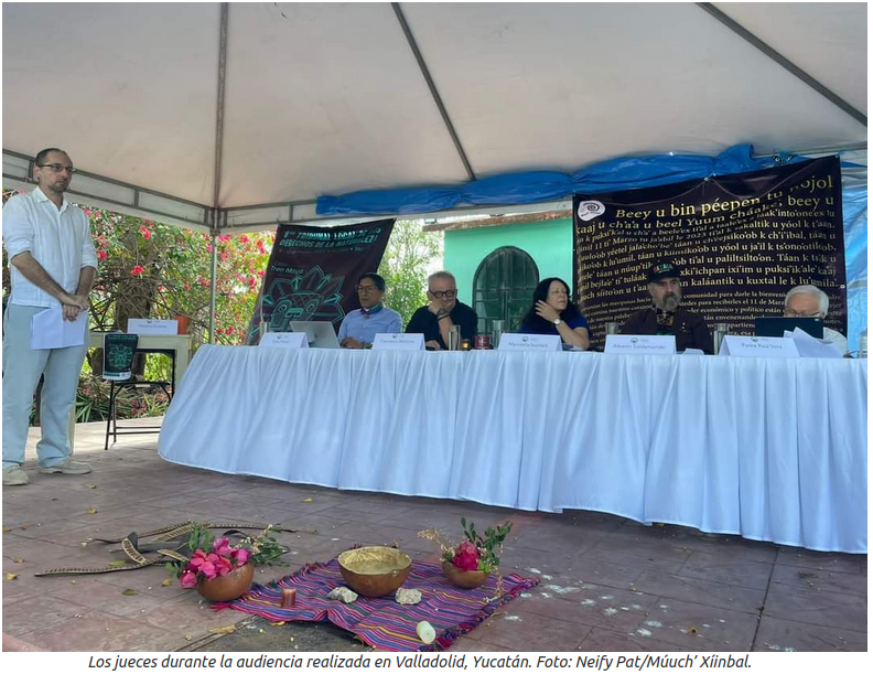 Personen sitzen an einem Podiumstisch
