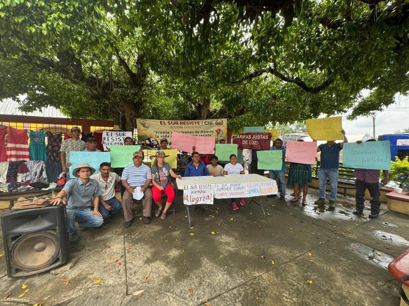 Eine Gruppe Hält Schilder Hoch