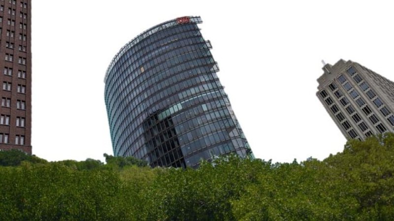 Collage: Der DB-Toower in Berlin versinkt in einem Wald