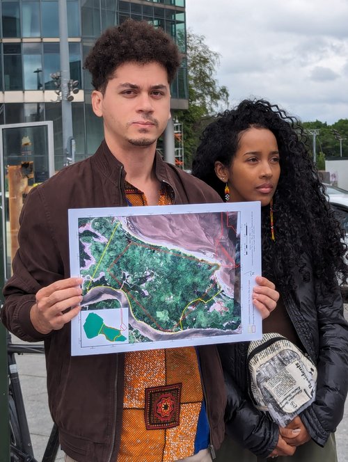 Flávia und Mikell mit einem Plan des GPM