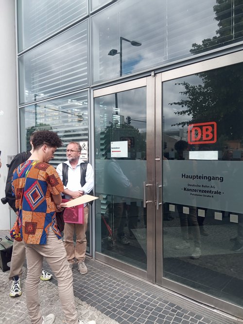 Die brasilianischen Aktivist*innen übergeben ihr Statement im DB-Tower.