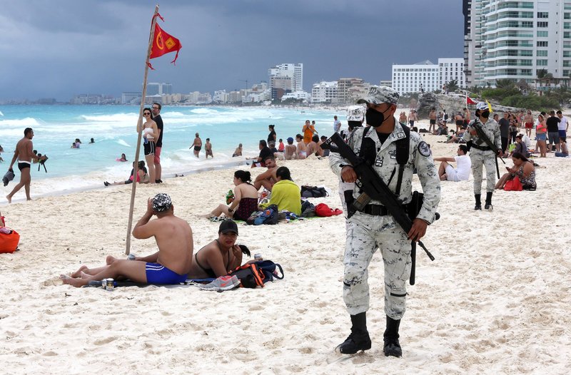 Elemente der Nationalgarde (GN) patrullieren am Strand von Cancún. Quelle: eltiempo.com