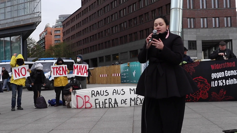 Rednerin vor dem DB-Tower in Berlin