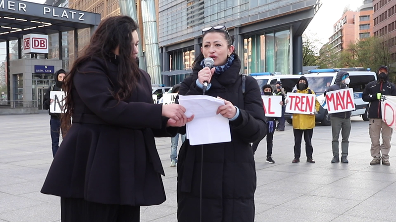 Rednerin vor dem DB-Tower in Berlin