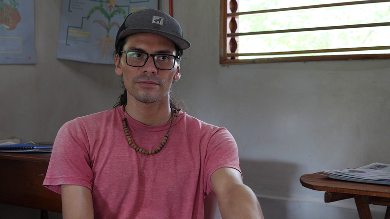 Portrait von Omar Martínez vor einem Fenster