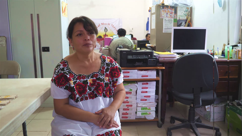 Bild von Nora Tzec in einem Büro