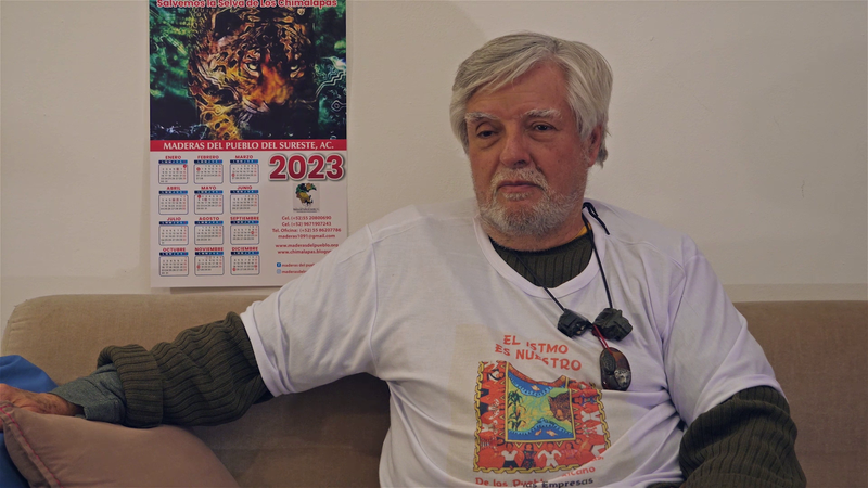 Miguel Angel García sitzt auf einem Sofa