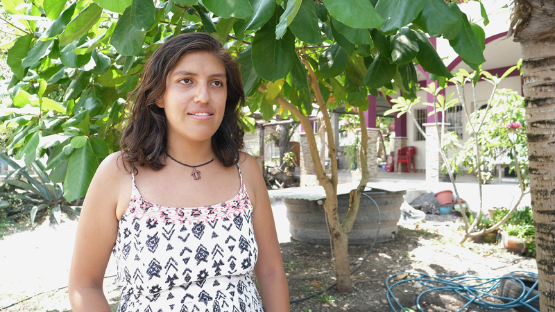 Bild von Coral Mora Green vor einem Hof