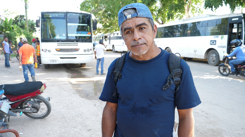 Bild von Rolando Martínez vor Bussen